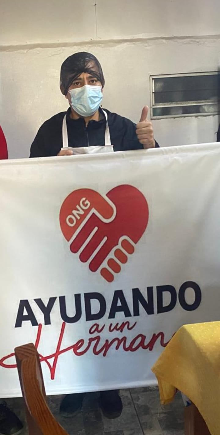 Christian Olmos, fundador de la O.N.G. Ayudando a un hermano