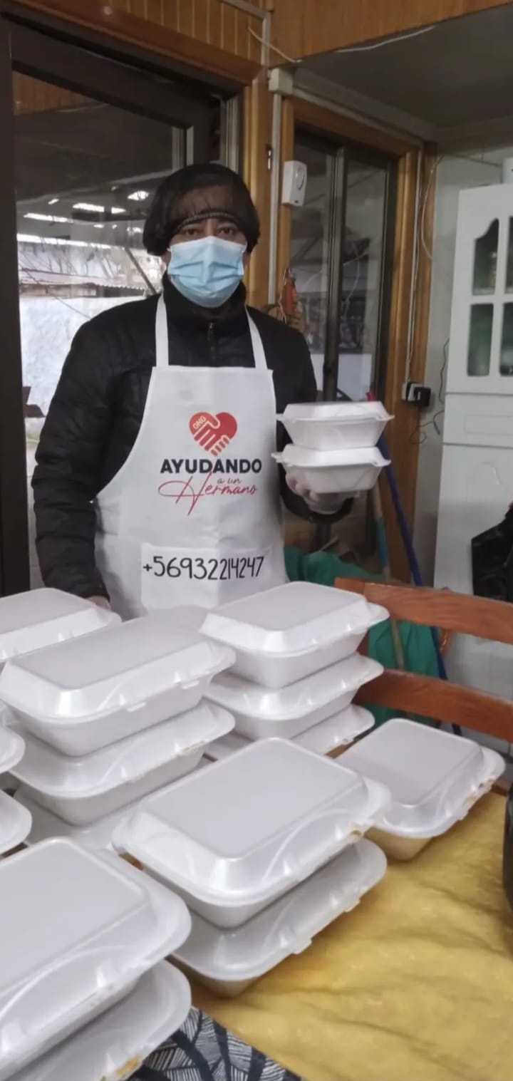 Christian Olmos, fundador de la O.N.G. Ayudando a un hermano