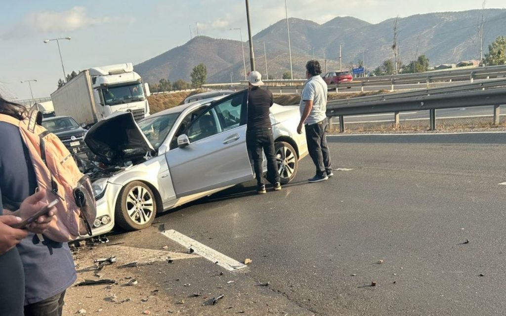 Colisión de micro y auto en la Ruta 5 Norte dejó cuatro heridos