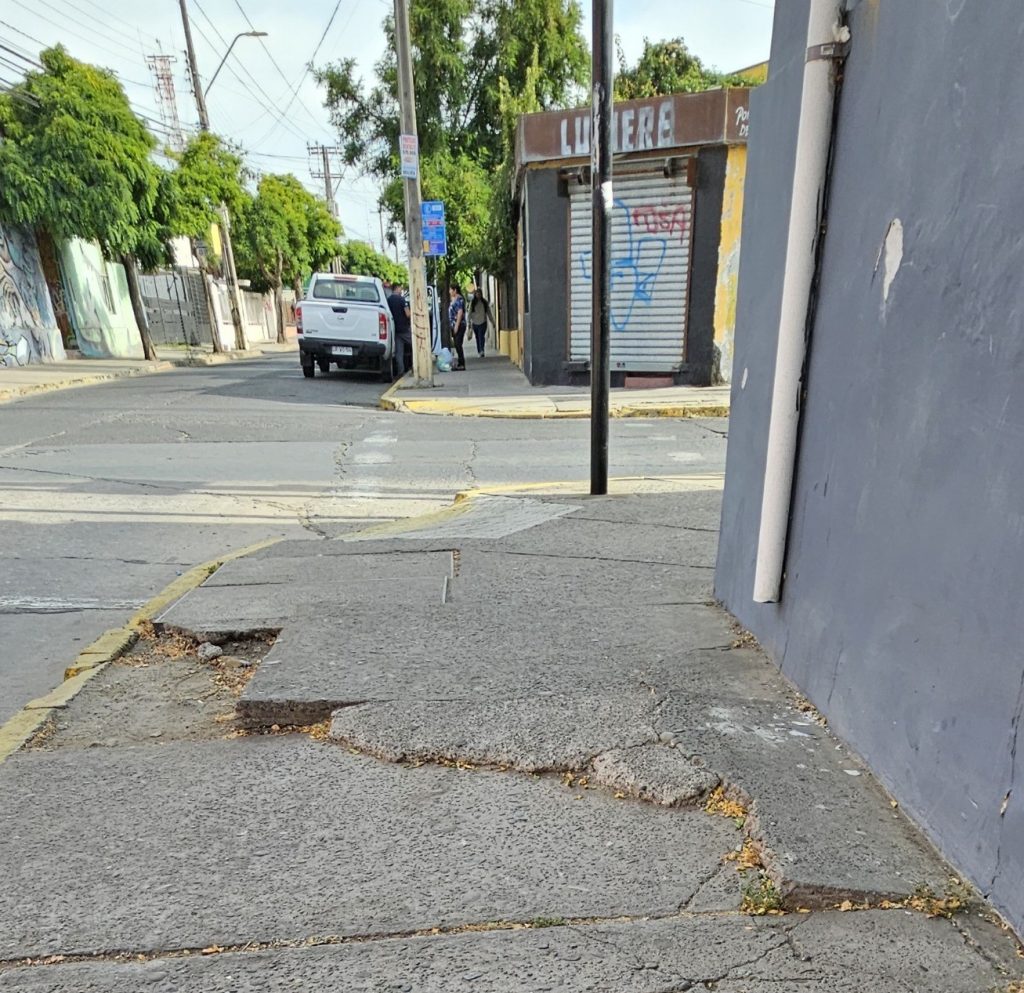 Las veredas con mayor deterioro en el centro de Quillota