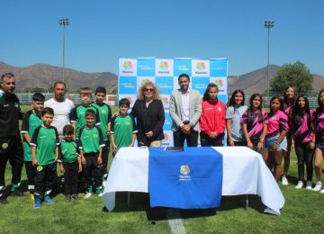 Hijuelas firma convenio con Unión La Calera para potenciar el deporte juvenil