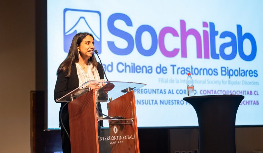 foto Issis Herrera hablando