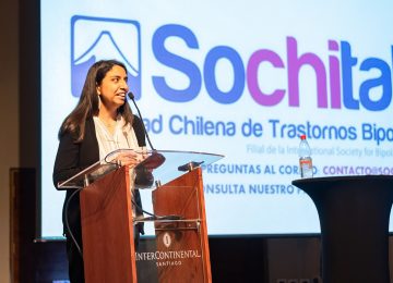 foto Issis Herrera hablando