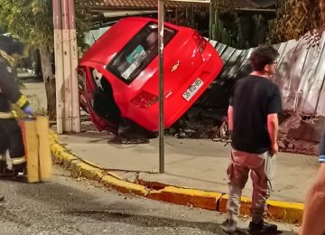 Quillota: Cuatro lesionados por auto que chocó contra la reja de una casa