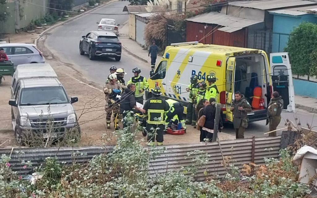 Ciclista perdió el control y cayó de altura de 4 metros en Quillota