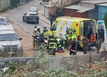 Ciclista perdió el control y cayó de altura de 4 metros en Quillota
