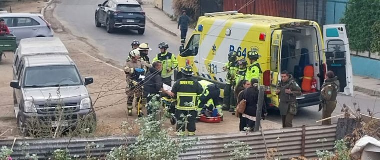 Ciclista perdió el control y cayó de altura de 4 metros en Quillota