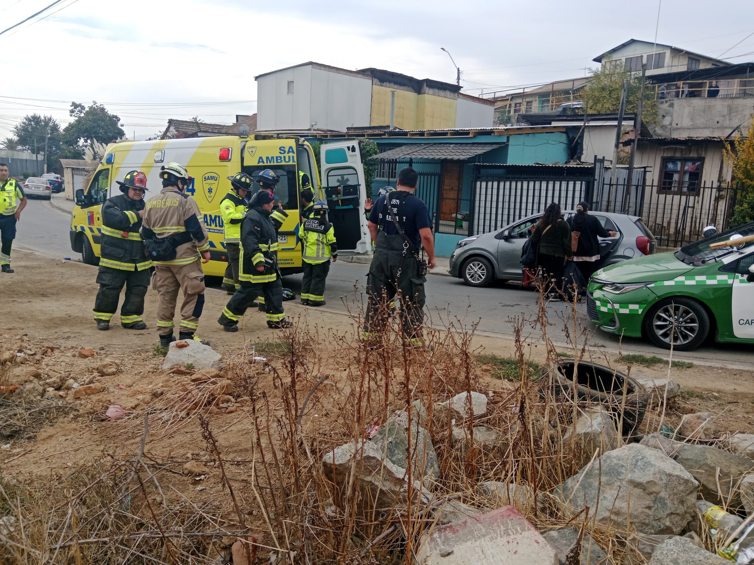 Ciclista perdió el control y cayó de altura de 4 metros en Quillota