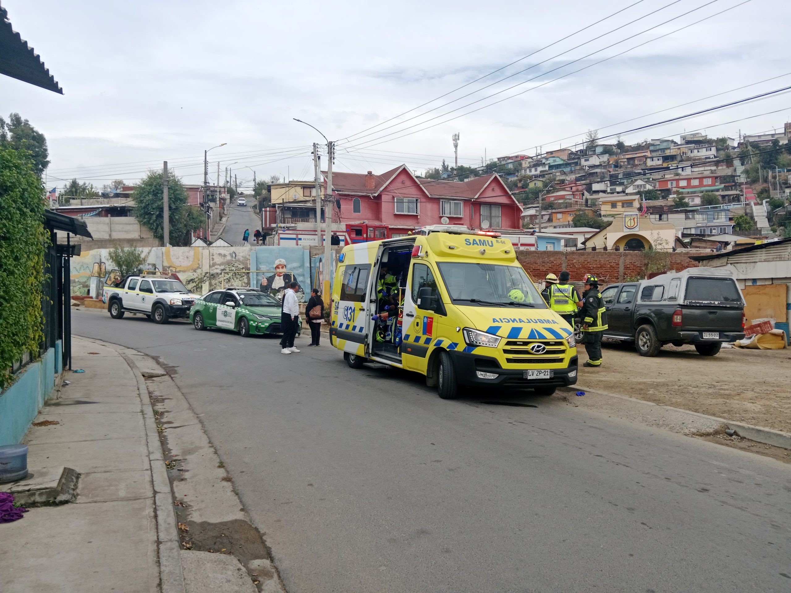 Ciclista perdió el control y cayó de altura de 4 metros en Quillota