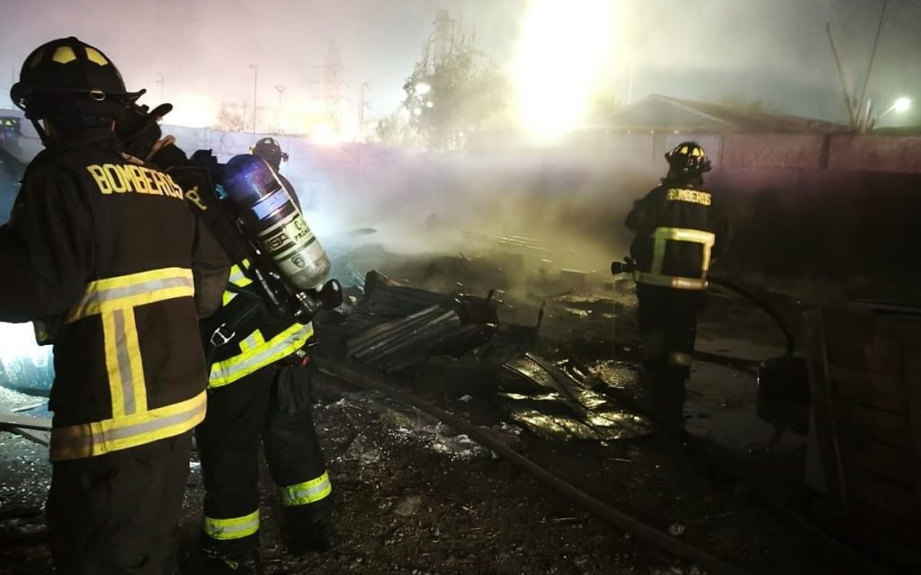 La Calera: Incendio destruyó casa en terreno irregular y auto buscado por robo