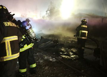La Calera: Incendio destruyó casa en terreno irregular y auto buscado por robo