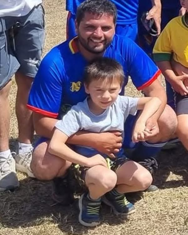 Vicente junto a su padre Rodrigo, un querido jugador del club Unión Central de Valle Hermoso.