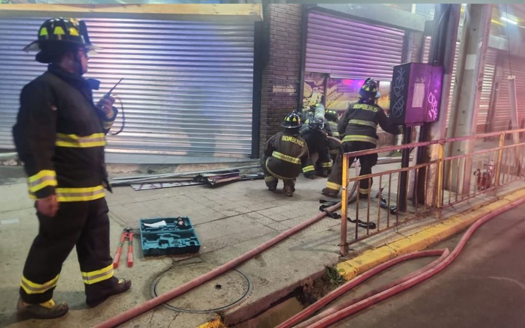Rescataron a trabajador que estaba atrapado en incendio en Quillota