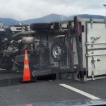 Camión menor volcó en curva frente al mall de La Calera