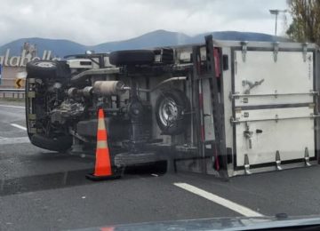 Camión menor volcó en curva frente al mall de La Calera