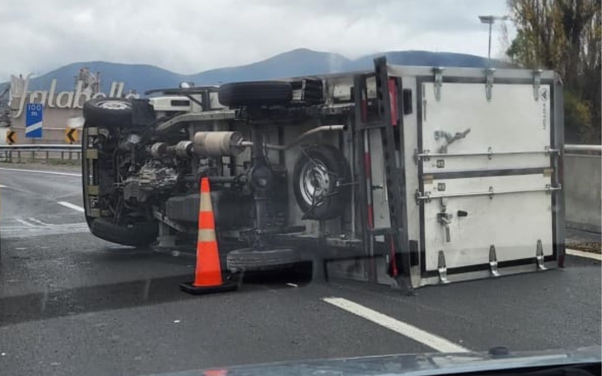 Camión menor volcó en curva frente al mall de La Calera