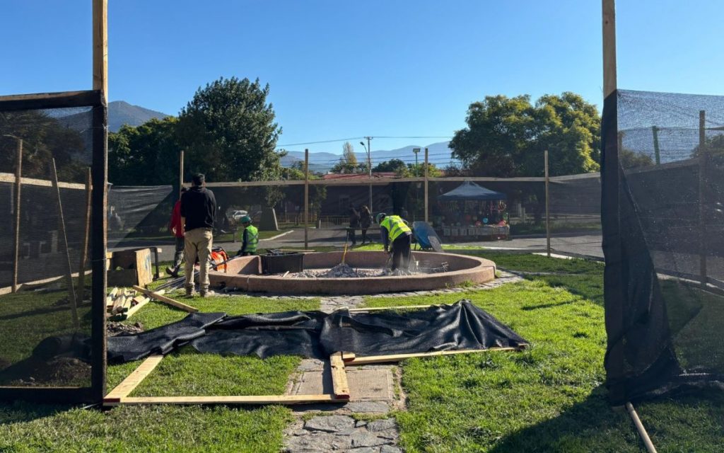 Comenzó renovación de la pileta de la plaza comunal de La Cruz