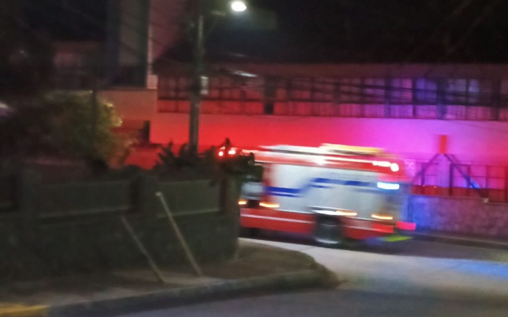 Incendio dejó daños en el dormitorio de una casa en Quintero
