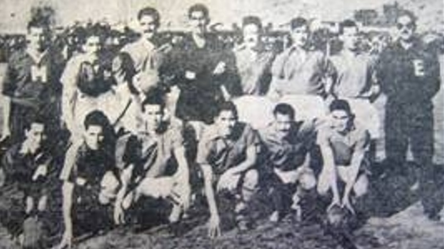 Unión La Calera en 1955. Arriba, de izquierda a derecha, aparecen Pedro “Choyo” Johnson (masajista), José Cabrera, Salvador Biondi, Alfredo Avilés, Rogelio Lazcano, René García, Leonel Gatica y Sergio Cruzat (DT). Abajo, Luis A. Tapia (aguatero), Sergio Orellana, Ramón Guiñazú, Julio Araya, José María Lourido y Gregorio Espinoza.