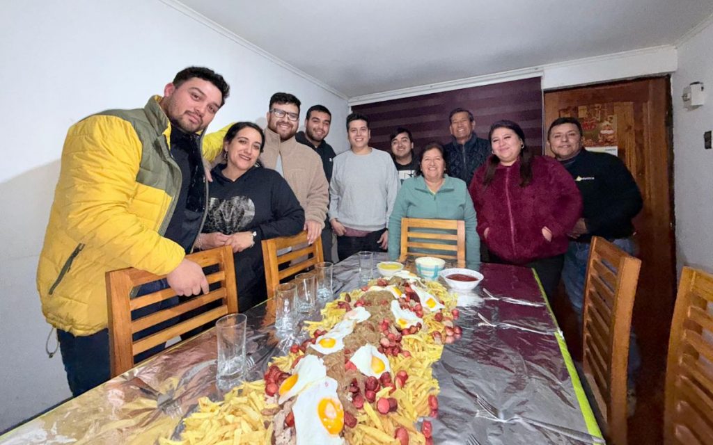 [VIDEO] Furor ha causado chorrillana gigante preparada por familia de La Calera