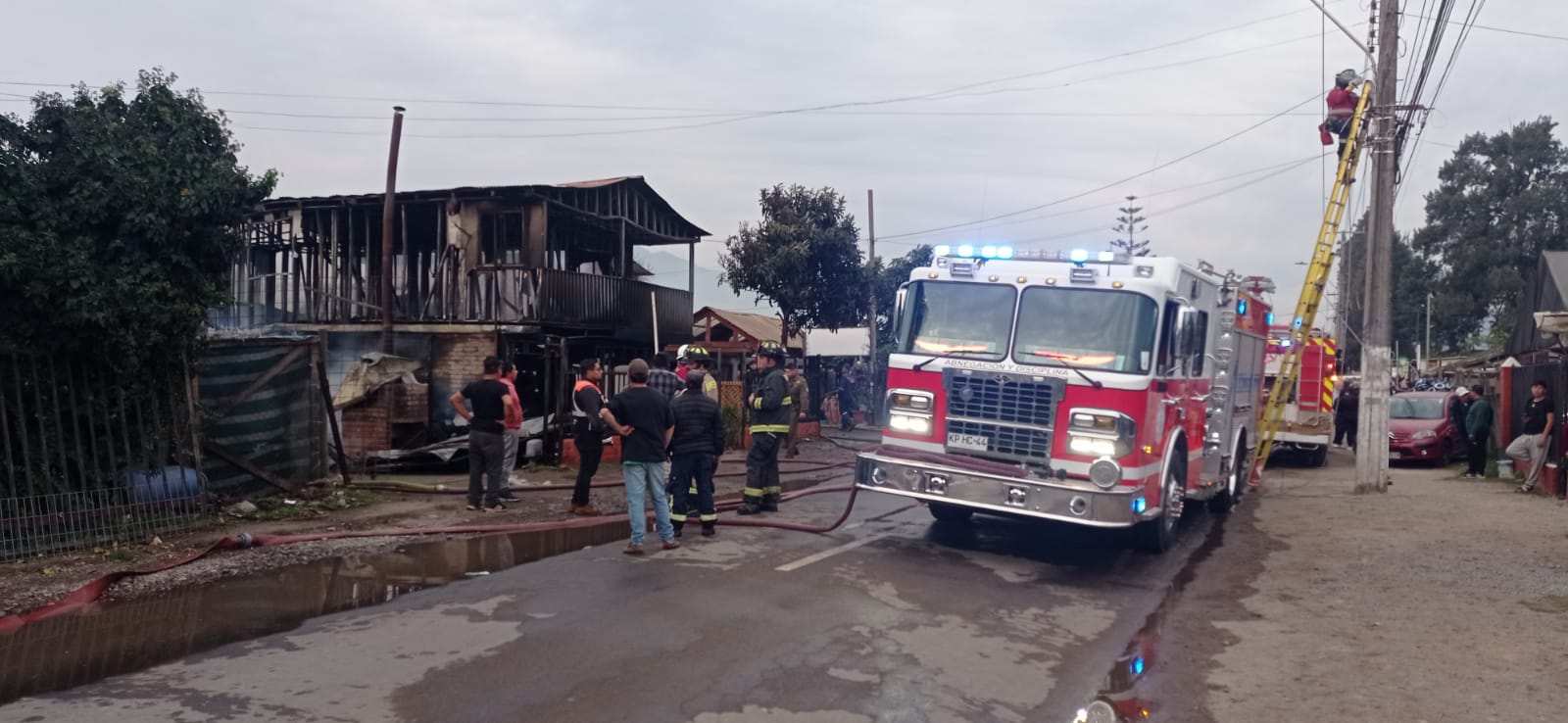 [VIDEO] Incendio consumió una vivienda en Hijuelas