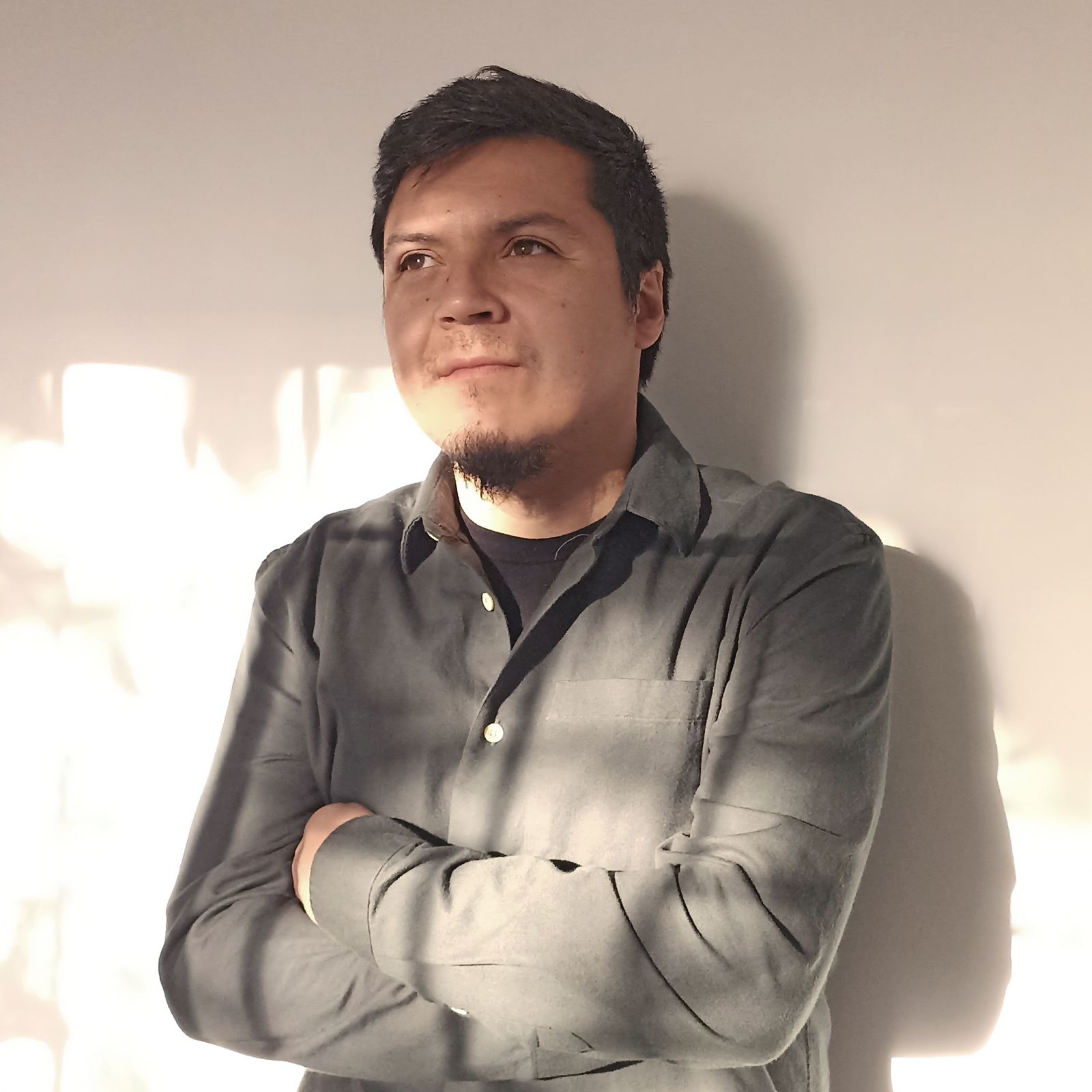 El publicista calerano Jordán Cáceres Rodríguez, de 37 años, sigue ligado fuertemente a su familia y a la Población Campos de Deportes.