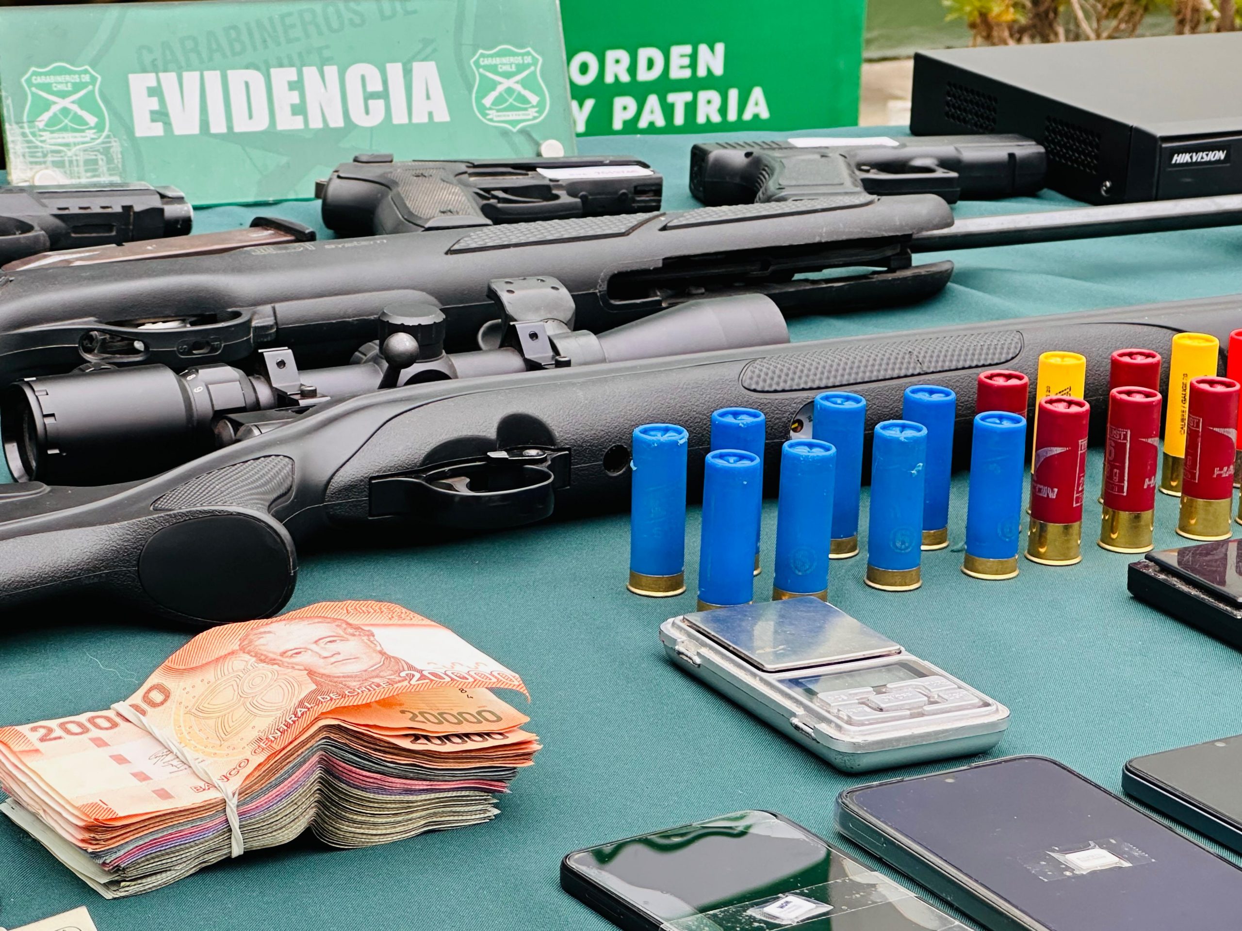 Armas, drogas y chalecos antibalas revelan lo que se incautó en operativo en La Calera