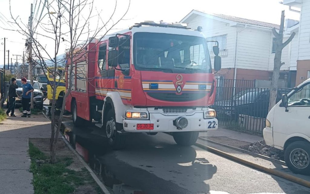 Controlan incendio que se inició en patio de casa en Quillota