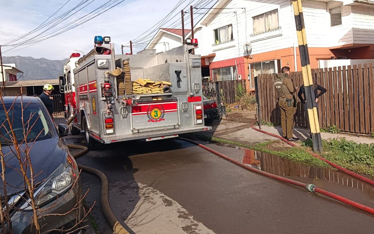 Controlan incendio que se inició en patio de casa en Quillota