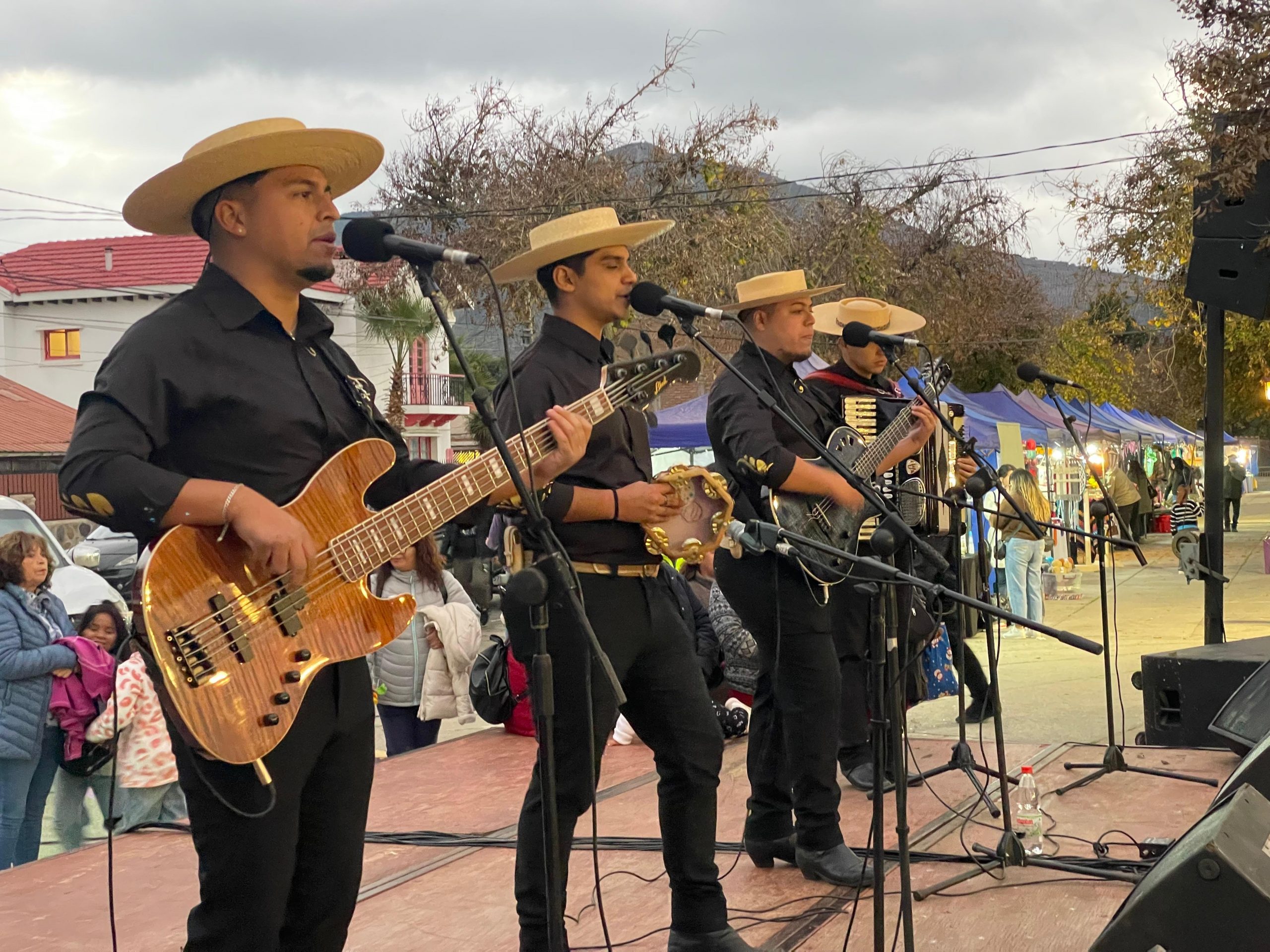 El grupo "La Conquista"puso a bailar a todos en la plaza comunal.