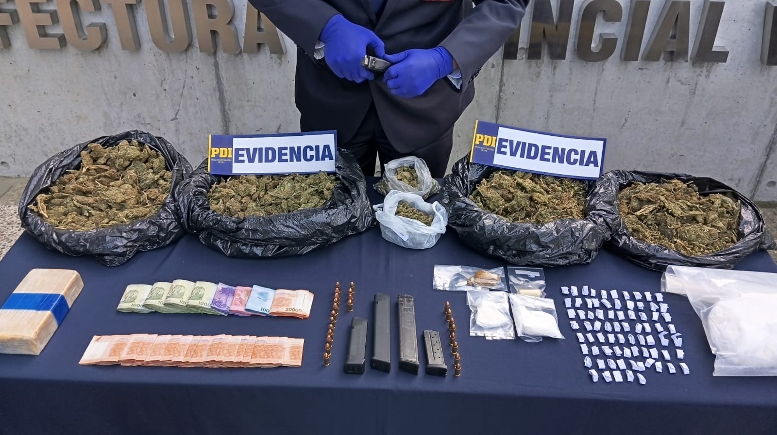 Más de siete kilos de droga fueron decomisados en distintos domicilios de Valparaíso, junto con armamento, cargadores, dinero y elementos asociados al tráfico.