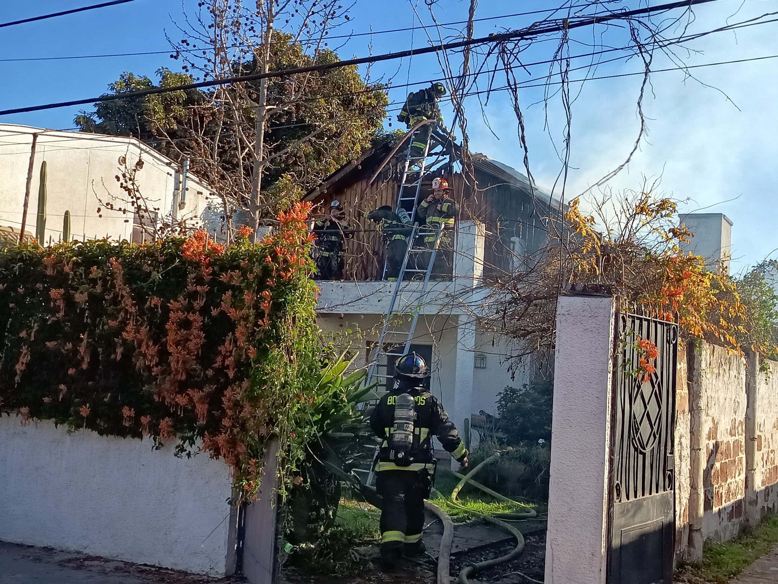 En Quillota equipos de emergencia combaten incendio en casa