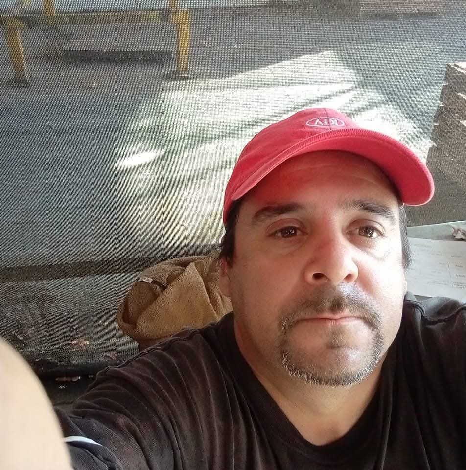 Rodrigo Eduardo Báez Valdés falleció tras ser apuñalado en la población Los Copihues de Llay Llay. Vecinos encendieron velas en el lugar del ataque para rendirle homenaje.