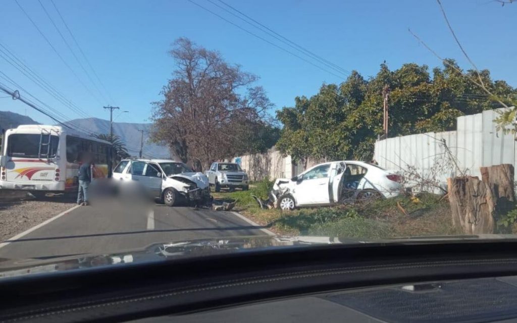 Fuerte colisión frontal en Hijuelas deja seis lesionados