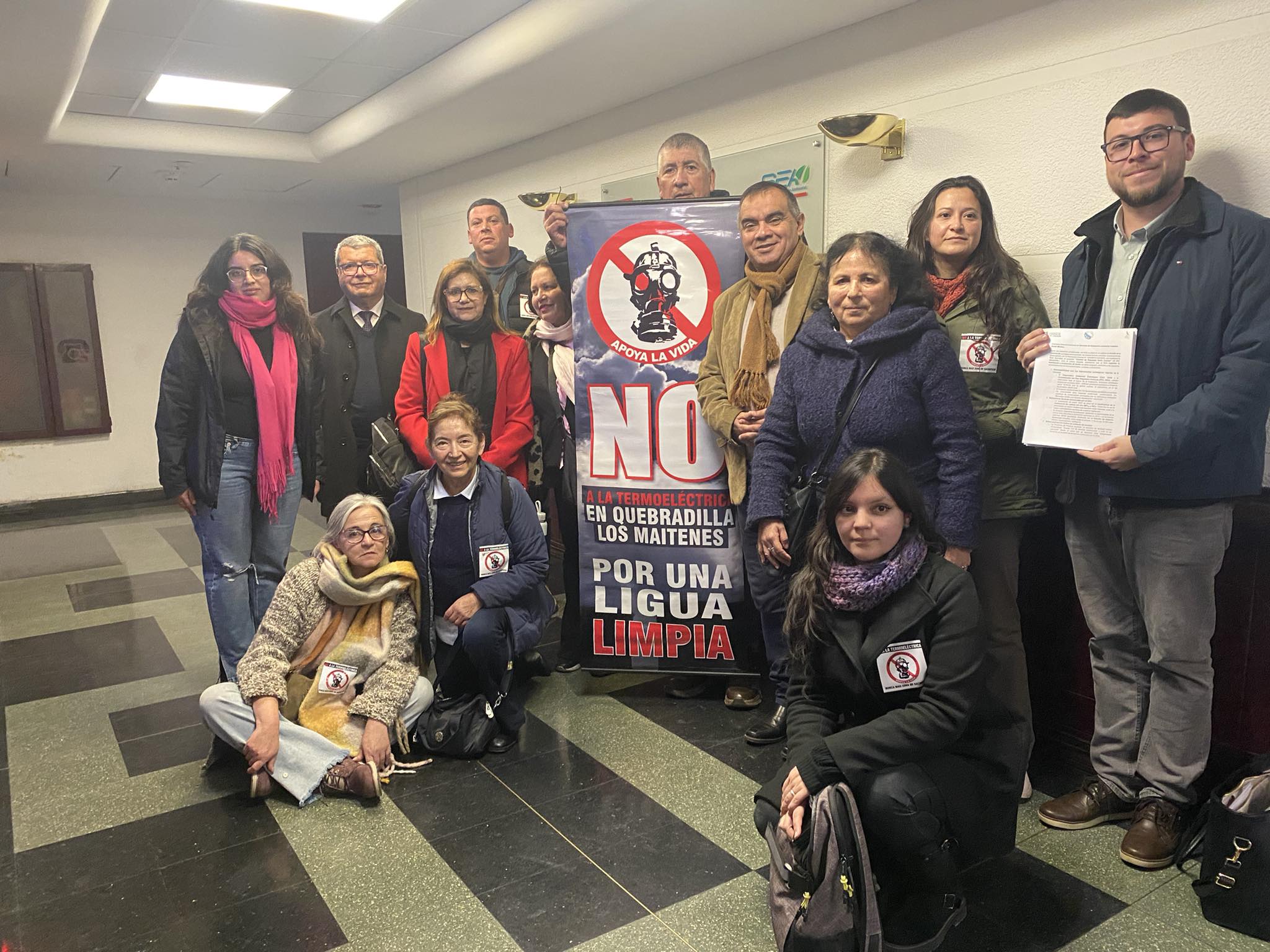 Vecinos de Quebradilla, autoridades comunales y representantes del Comité Ambiental Comunal entregaron carta en el SEA para exigir la revisión del proyecto termoeléctrico Doña Carmen.