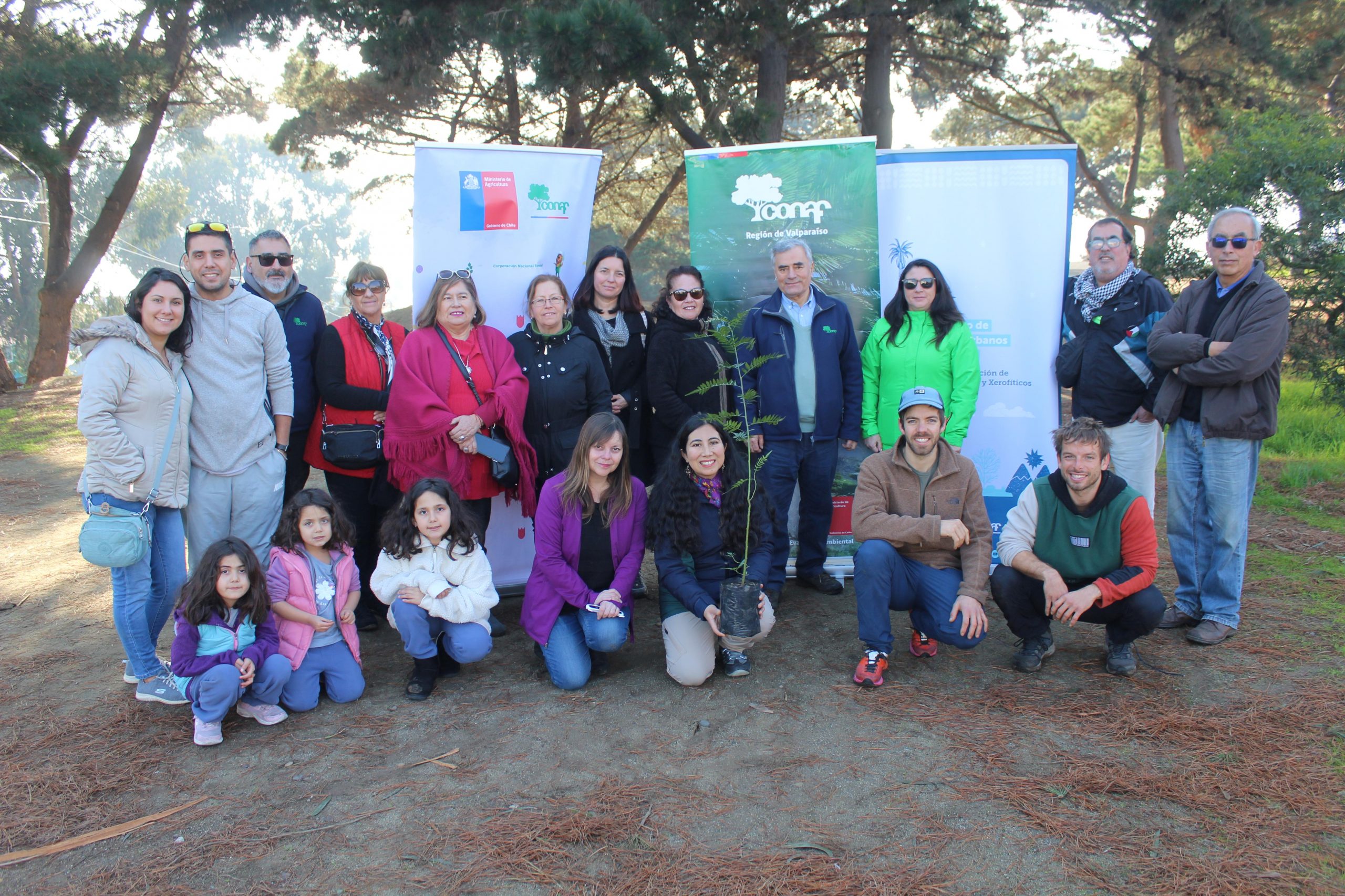 Vecinos, funcionarios municipales, voluntarios de organizaciones ambientalistas y representantes de Conaf participaron en la jornada de plantación con motivo del Día Mundial del Árbol en el Parque Bicicross de Concón.