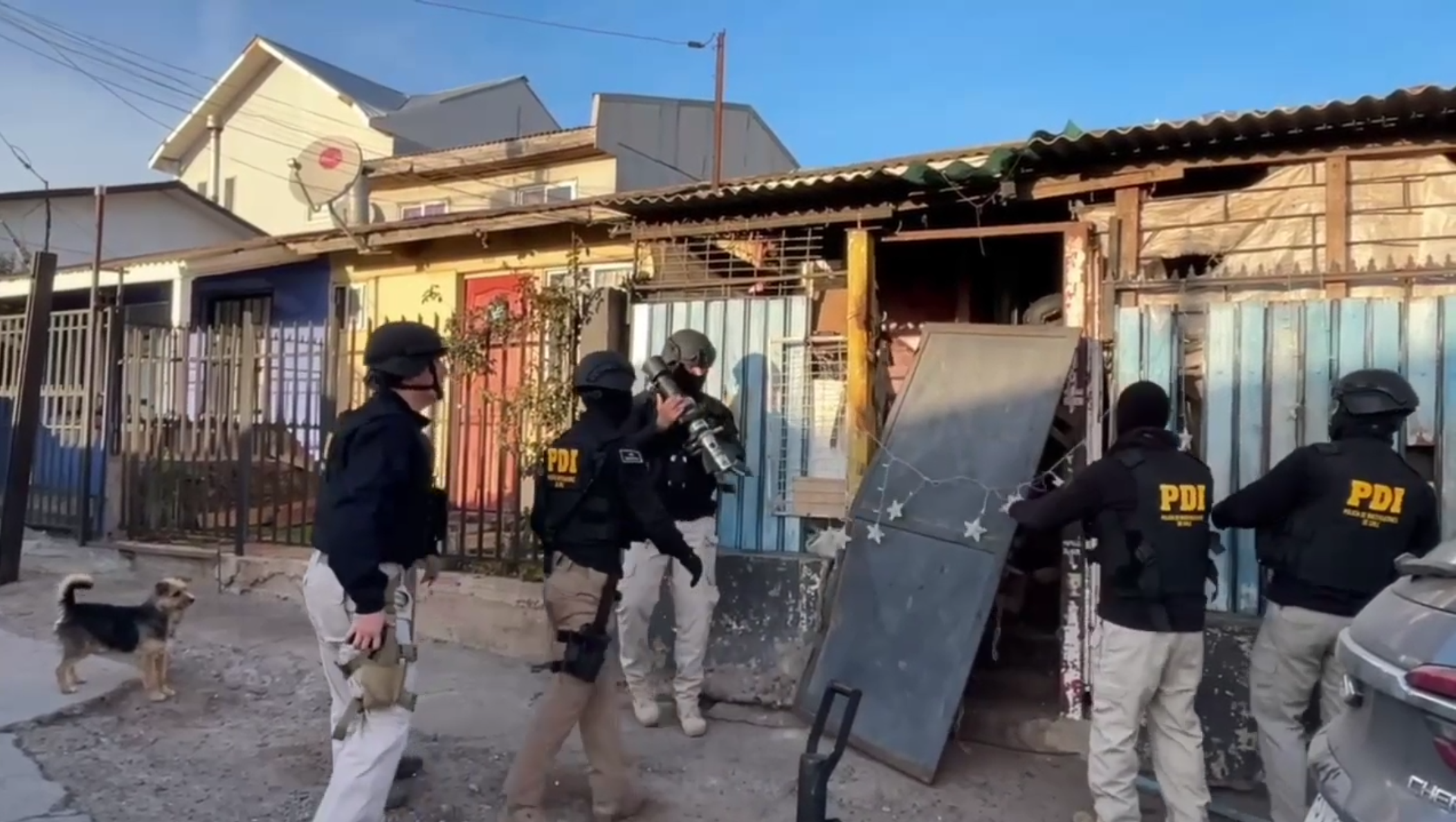 Detectives de la PDI durante el ingreso al domicilio utilizado como punto de venta de drogas en la población Las Alpacas.