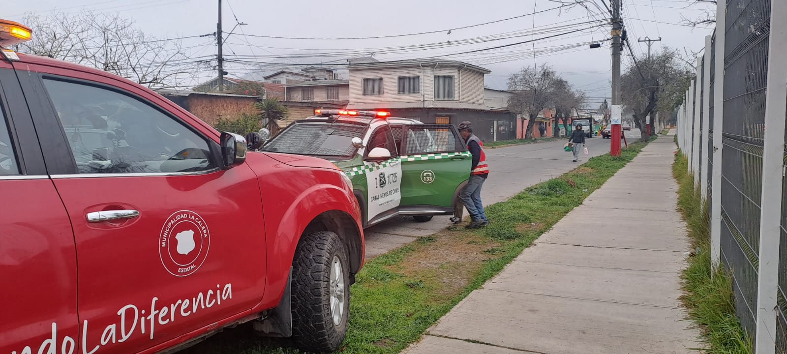 Momento en que el individuo es trasladado por Carabineros, tras ser detenido por el robo de cables en calle Esmeralda.