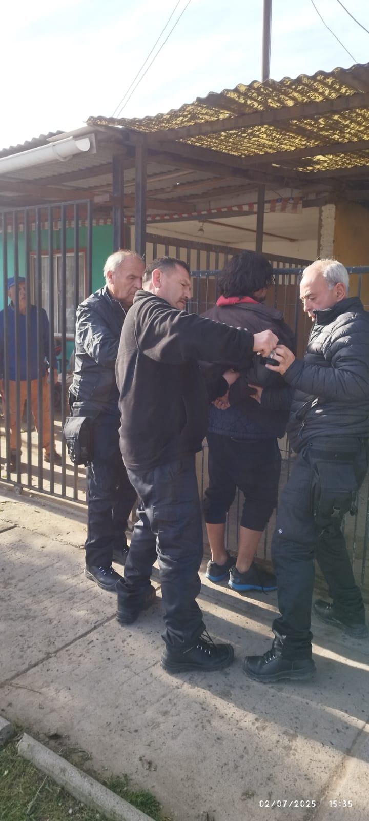 El sujeto de espaldas, fue detenido por personal de Seguridad Pública.