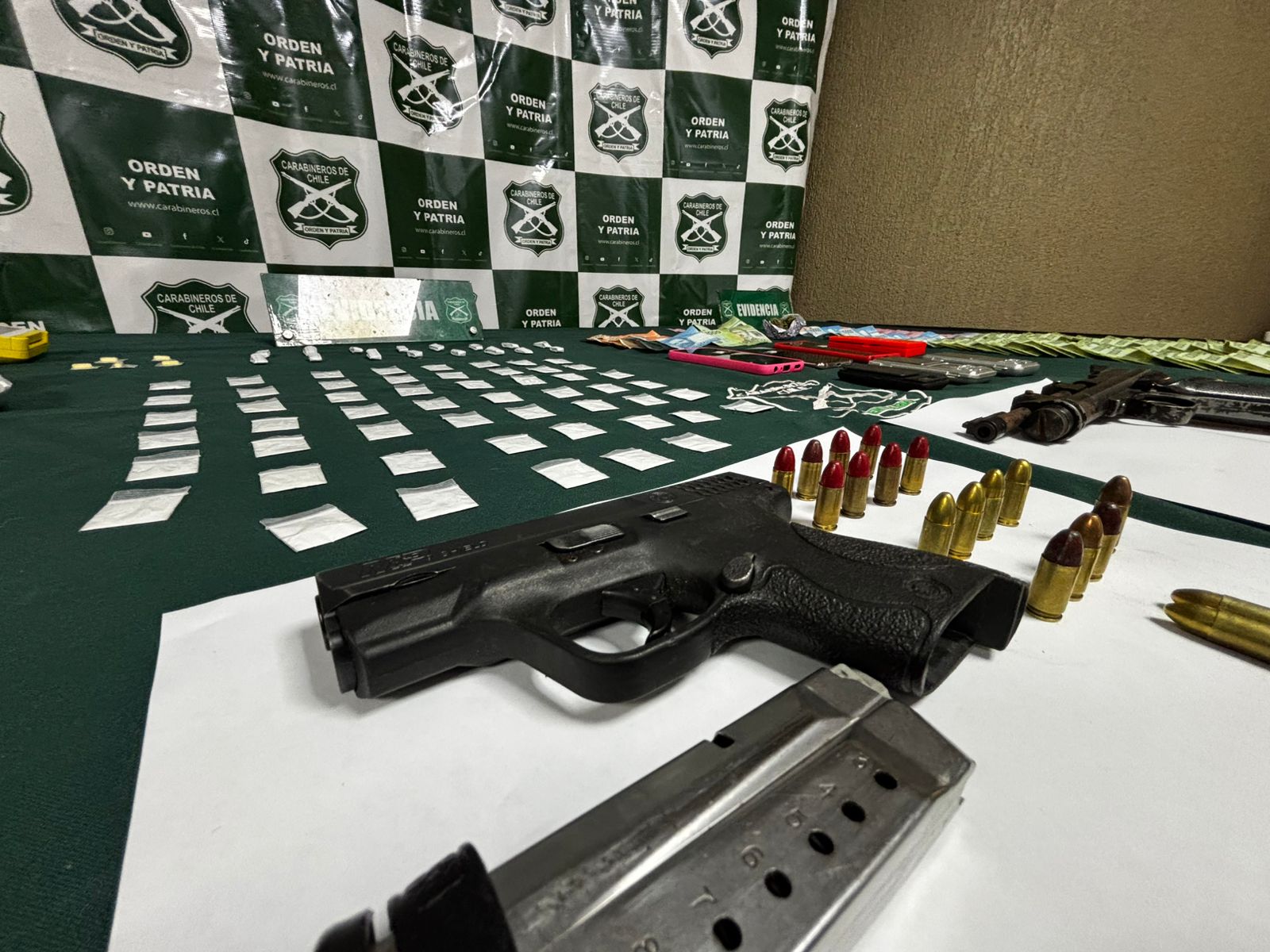 Una pistola calibre 9 mm con munición, junto a dosis de cocaína, marihuana y clonazepam, fueron parte del decomiso que permitió desarticular un punto activo de microtráfico.