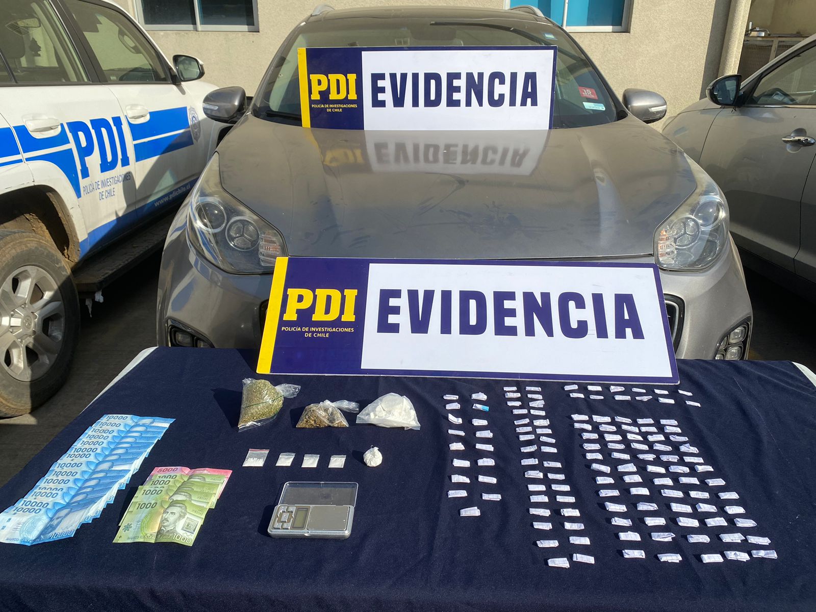 Parte de la droga incautada por la Brigada Antinarcóticos de la PDI San Antonio, junto a dinero en efectivo, una balanza digital y elementos para la dosificación.