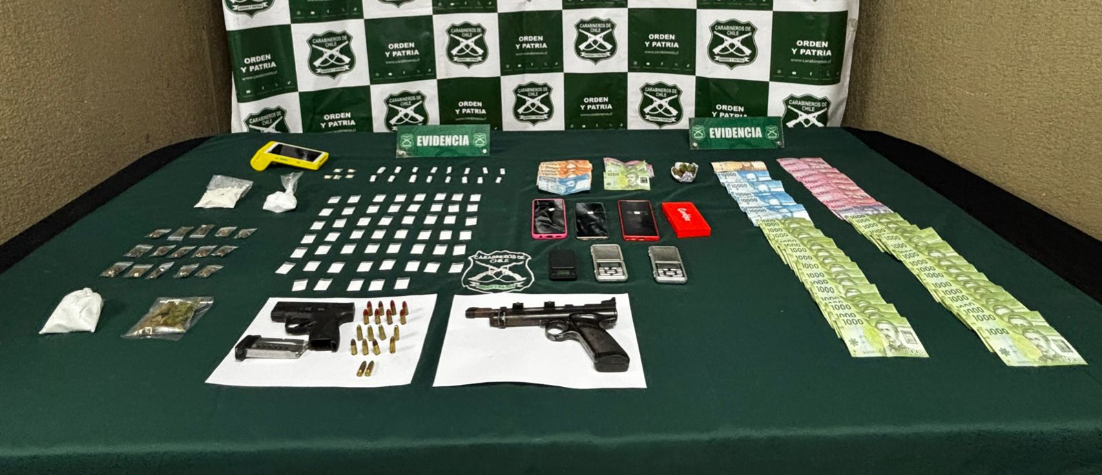 Droga, armas, dinero en efectivo, teléfonos celulares y otras especies fueron incautadas por el OS7 de Carabineros durante un operativo realizado en sectores de Ventanas y Horcón, en la comuna de Quintero.