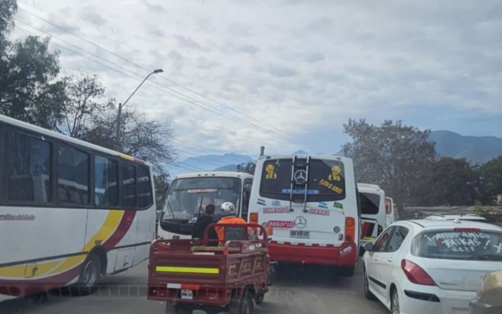 Nogales: Un emotivo funeral tuvo conductor que murió en accidente cuando reparaba su micro