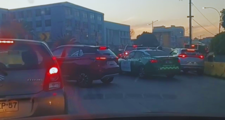 Carabineros y vehículos civiles durante el operativo en plena vía urbana, en medio de la persecución que finalizó con la detención del sujeto.