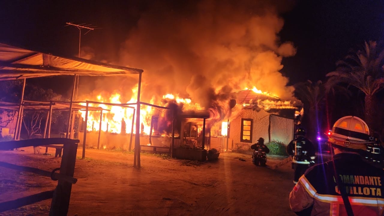 Quillota Incendio en La Palma dejó a una adulta mayor damnificada