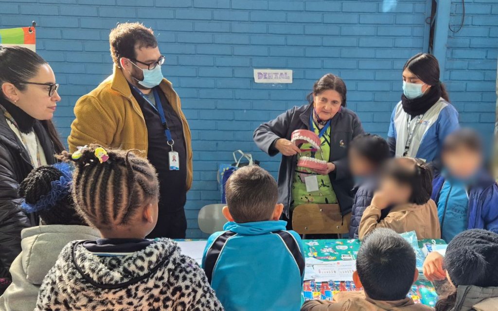 Quillota impulsa integración de familias migrantes con operativo de salud en liceo
