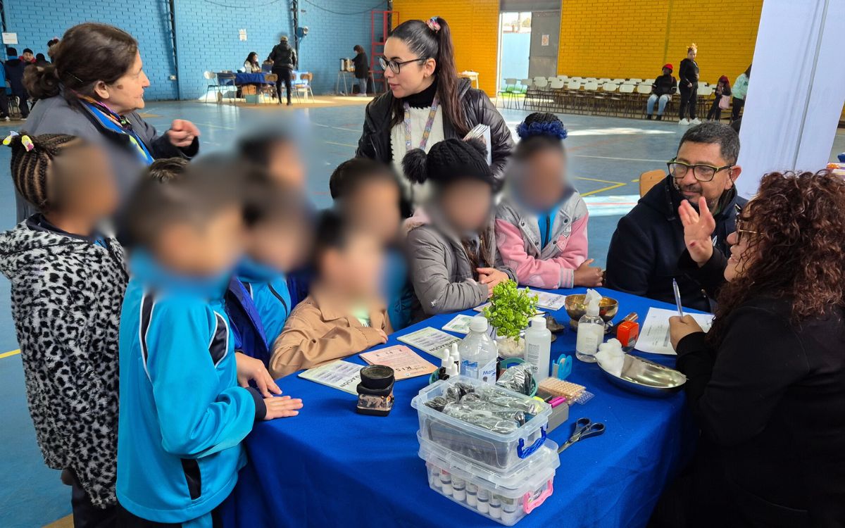 Quillota impulsa integración de familias migrantes con operativo de salud en liceo
