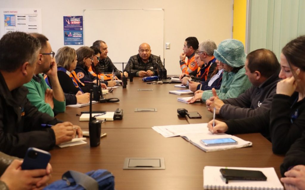 Alcalde supervisa punto de salud en el Parque Municipal El Alcalde Rolando Silva Fuentes acudió hasta el Parque Municipal, donde funciona uno de los puntos de evacuación, para revisar el dispositivo de salud habilitado en el lugar y brindar apoyo a las familias que llegaron en el marco del plan de evacuación ante la emergencia por tsunami.