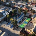 Vista aérea de la nueva plaza de juegos inaugurada en la Villa Santo Domingo de La Calera, un espacio recuperado para la comunidad con modernas instalaciones y áreas verdes.