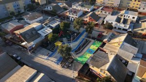 Vista aérea de la nueva plaza de juegos inaugurada en la Villa Santo Domingo de La Calera, un espacio recuperado para la comunidad con modernas instalaciones y áreas verdes.